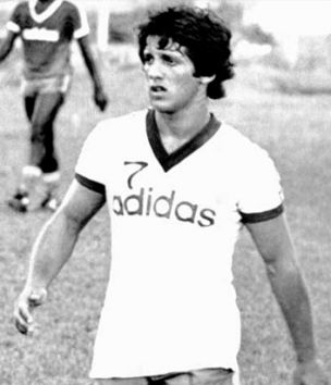 Bobô, um dos maiores jogadores do Bahia de todos os tempos, aqui com a  camiseta do Fluminense.